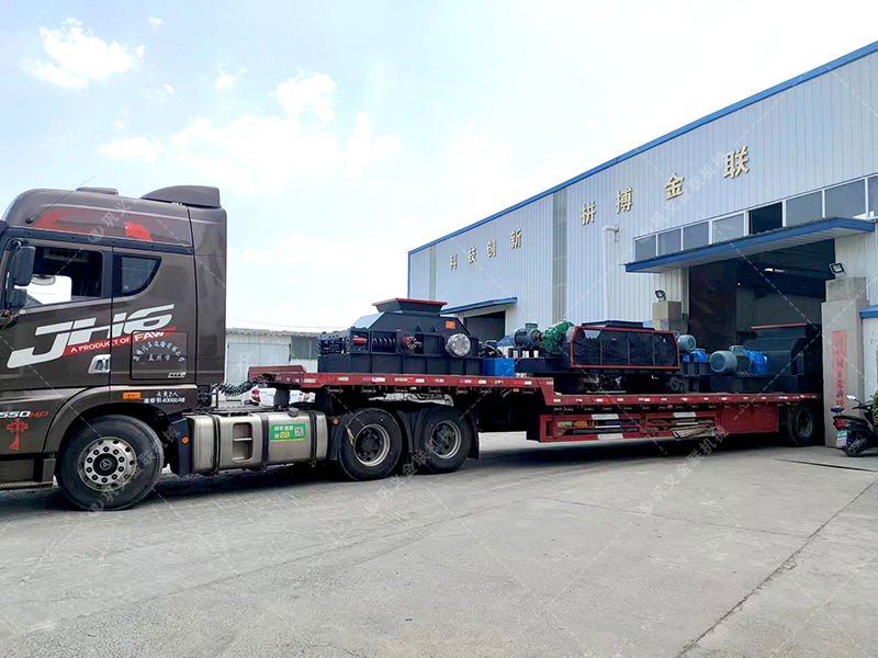 1200*1200雙齒輥破碎機(jī)，兩臺900*900軌道移動雙齒輥破碎機(jī)發(fā)往云南