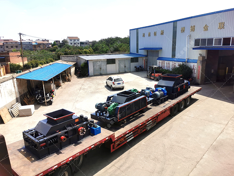1200*1200雙齒輥破碎機(jī)，兩臺900*900軌道移動雙齒輥破碎機(jī)發(fā)往云南