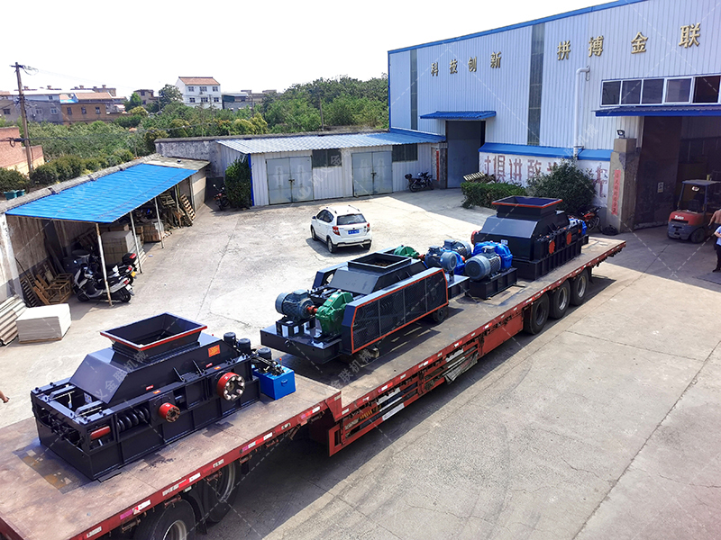 1200*1200雙齒輥破碎機(jī)，兩臺900*900軌道移動雙齒輥破碎機(jī)發(fā)往云南