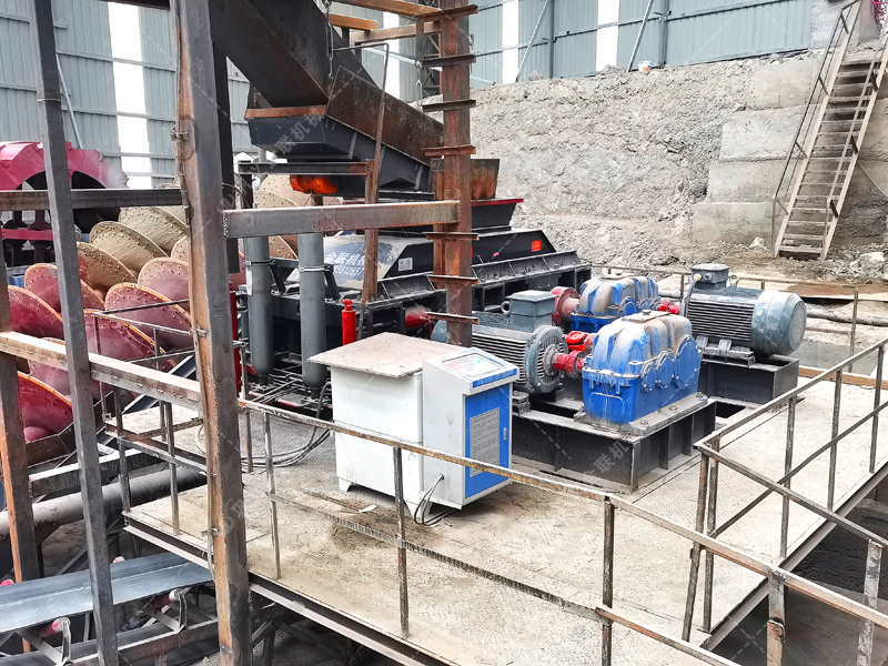 制砂用什么設(shè)備效果好？這款全自動(dòng)數(shù)控對(duì)輥制砂機(jī)很不錯(cuò)