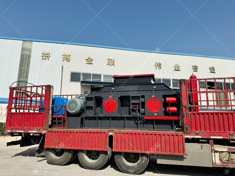 石英石破碎過(guò)粉碎問(wèn)題怎么破？對(duì)輥制砂機(jī)擠壓破碎減少細(xì)粉